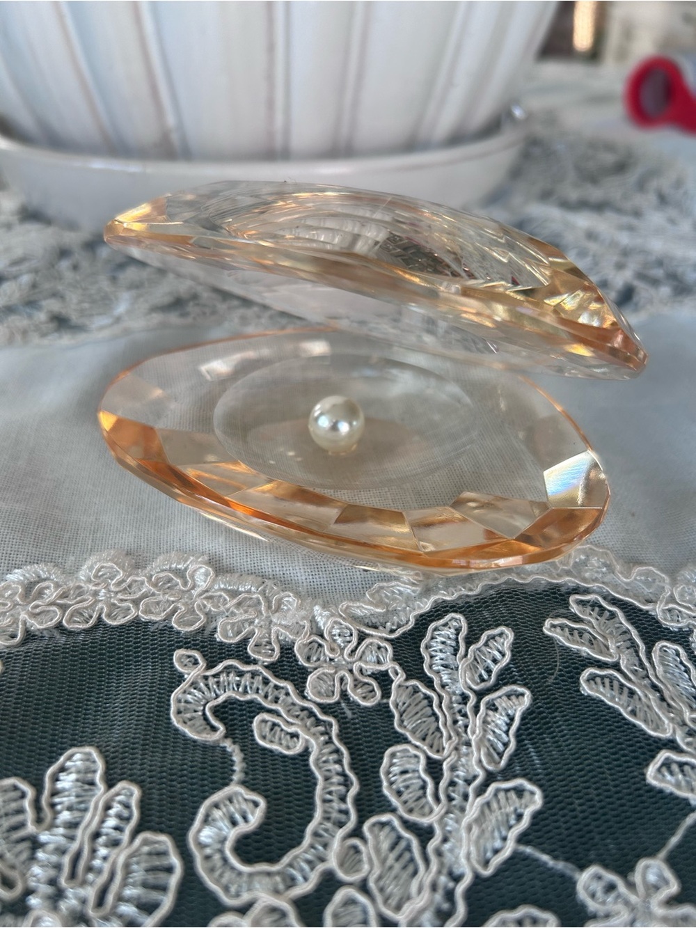 Simon Deisign Crystal Vintage Lucite Clam Shell Paperweight